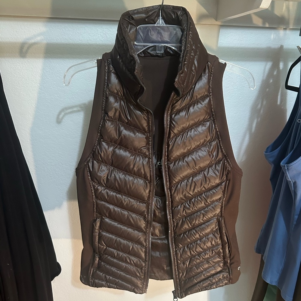 ALO Brown Quilt Vest. Worn once. Pockets w/ zippers. Sz SM